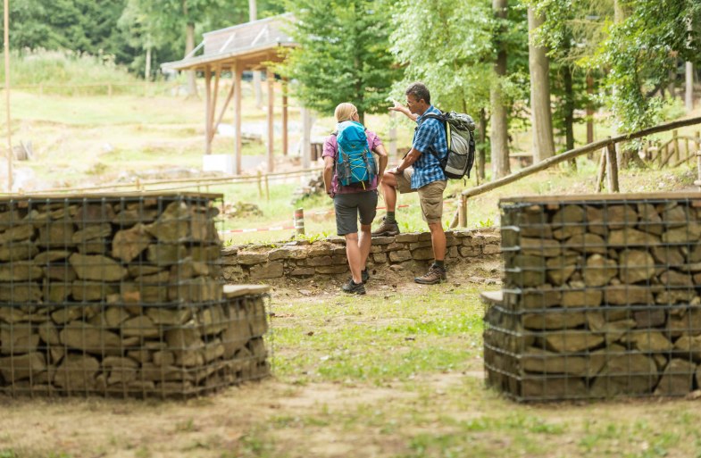 Wanderer an der Villa Rustica | © Rheinhessen Touristik GmbH Foto Dominik Ketz