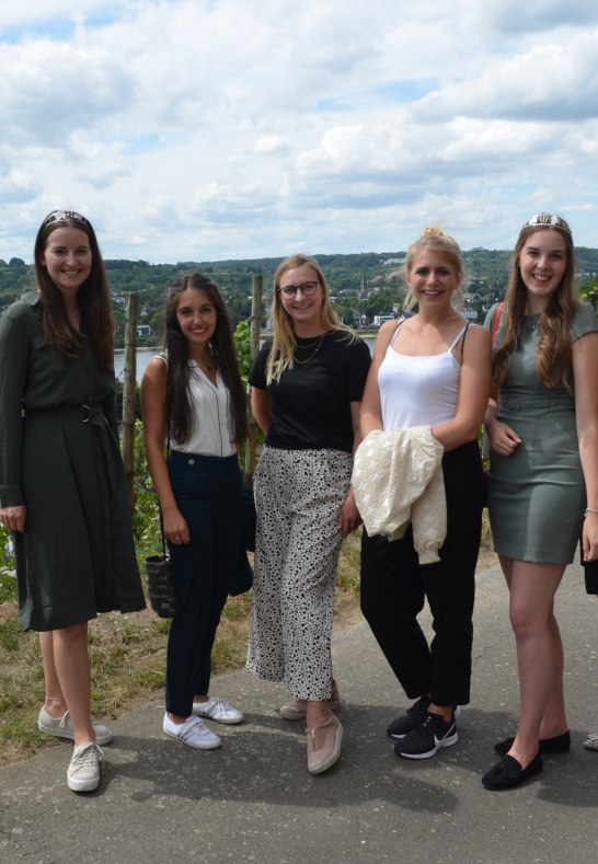 2020. Die Deutschen Weinprinzessinen Carolin Hillenbrand und Julia Böcklen zusammen mit den Mittelrhein-Weinhoheiten Marie Dillenburger, Wiebke Nohr und Johanna-Sophie König, sowie der ehemaligen Mittelrhein-Weinprinzessin Lara Lambrich | © Mittelrhein-Wein e. V.