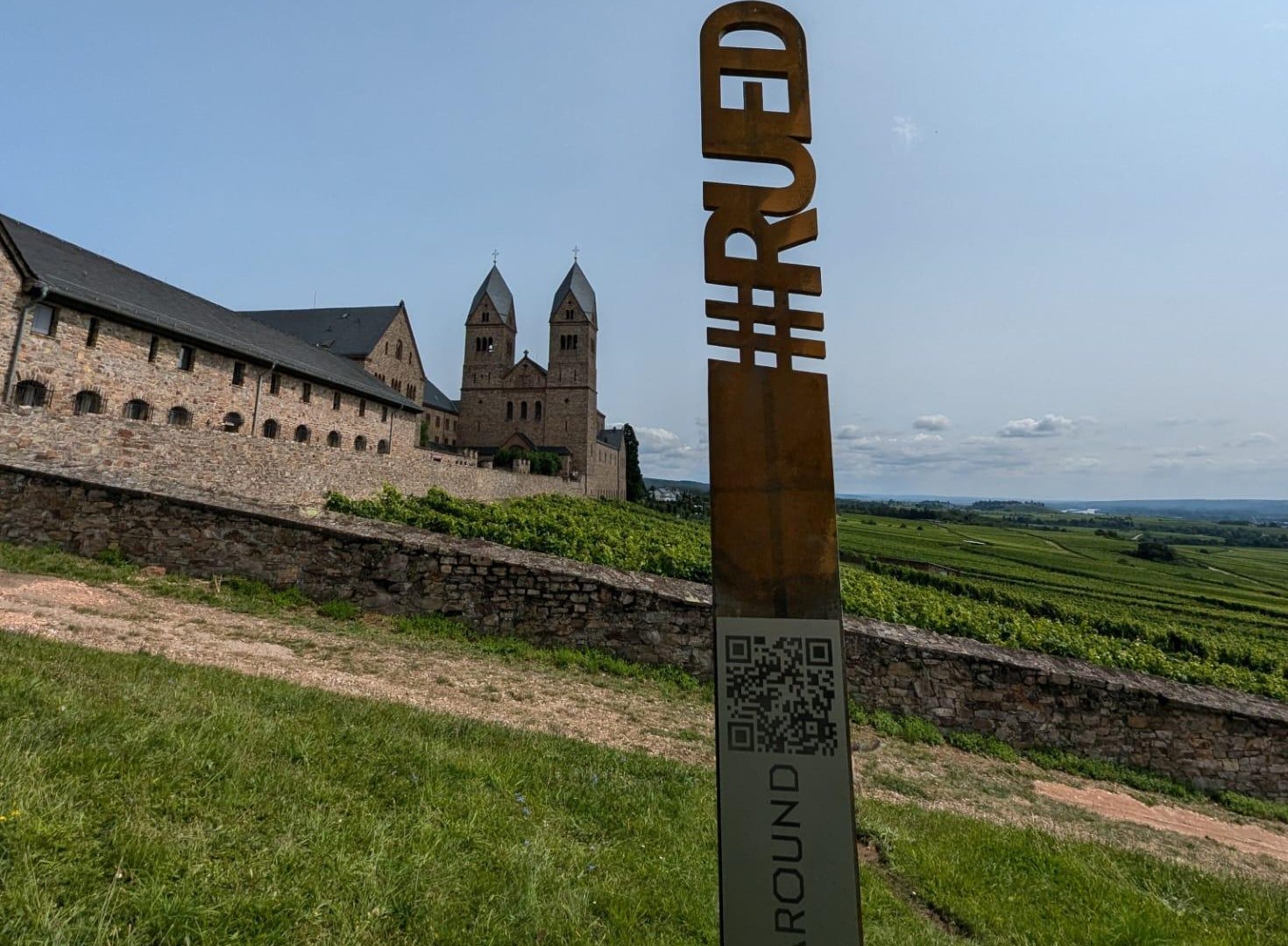 Gude Blick an der Abtei St. Hildegard mit QR-Code | © Birgit Bien