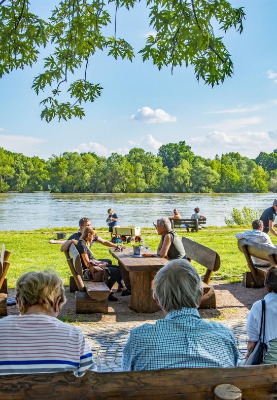 Weintrinken am Rhein | © Weinfässer Hattenheim