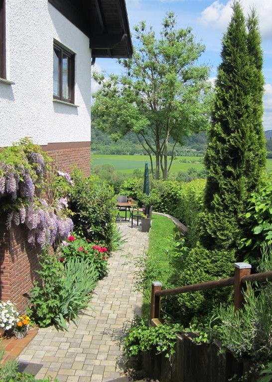 Eingangsbereich mit Weg zum Garten | © Eigentümer