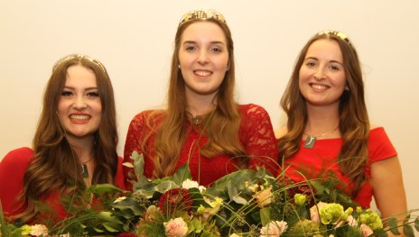 50. Mittelrhein-Weinkönigin Marie Dillenburger (Mitte) mit ihren Prinzessinen Johanna Sophie König (l.) und Wiebke Nohr (r.) | © Suzanne Breitbach