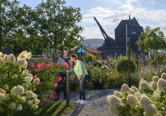 Garten mit altem Kran im Hintergrund | © Klaus-Peter Kappest