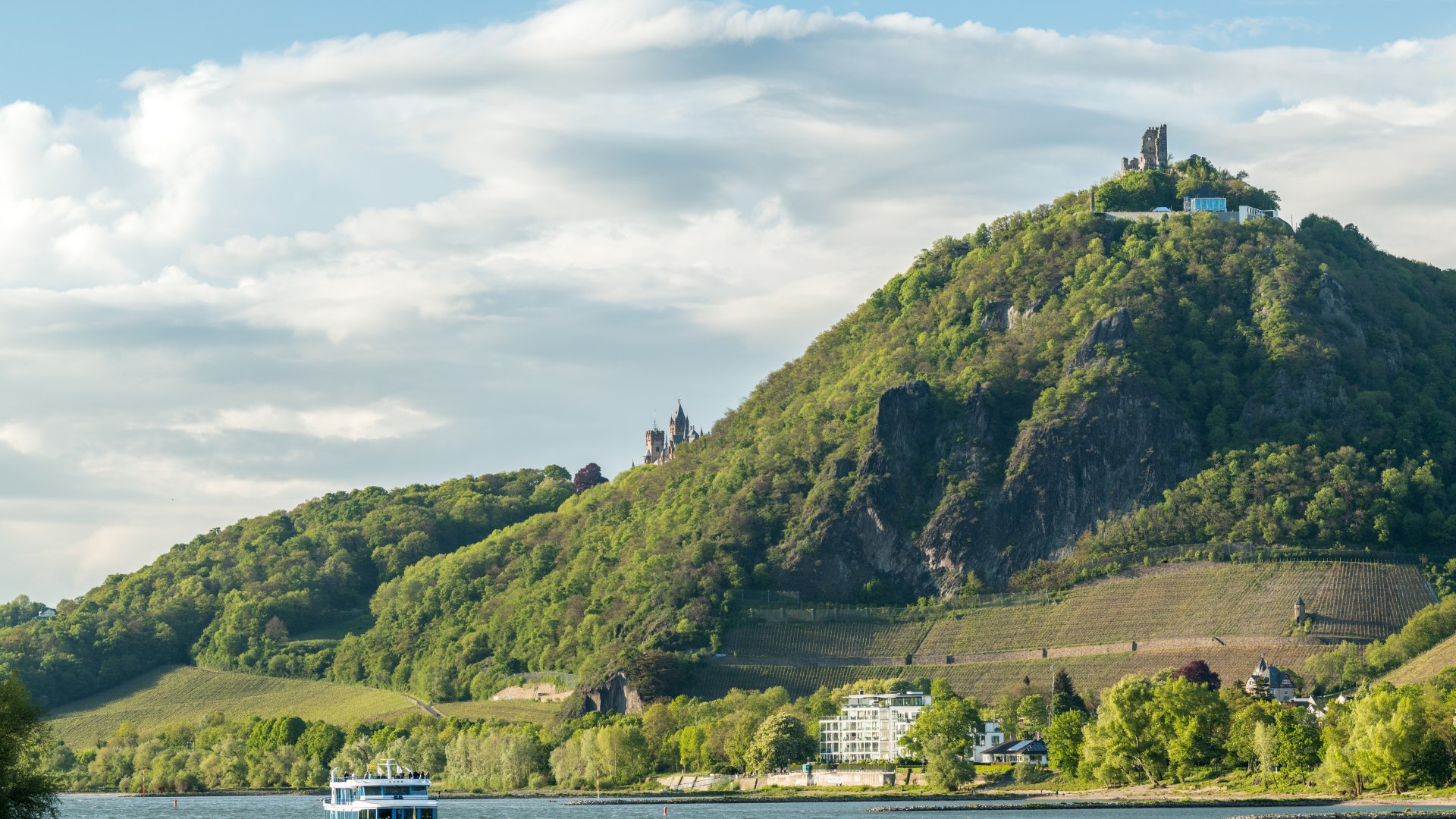 Schifffahrt vor dem Drachenfels bei Königswinter | © Dominik Ketz