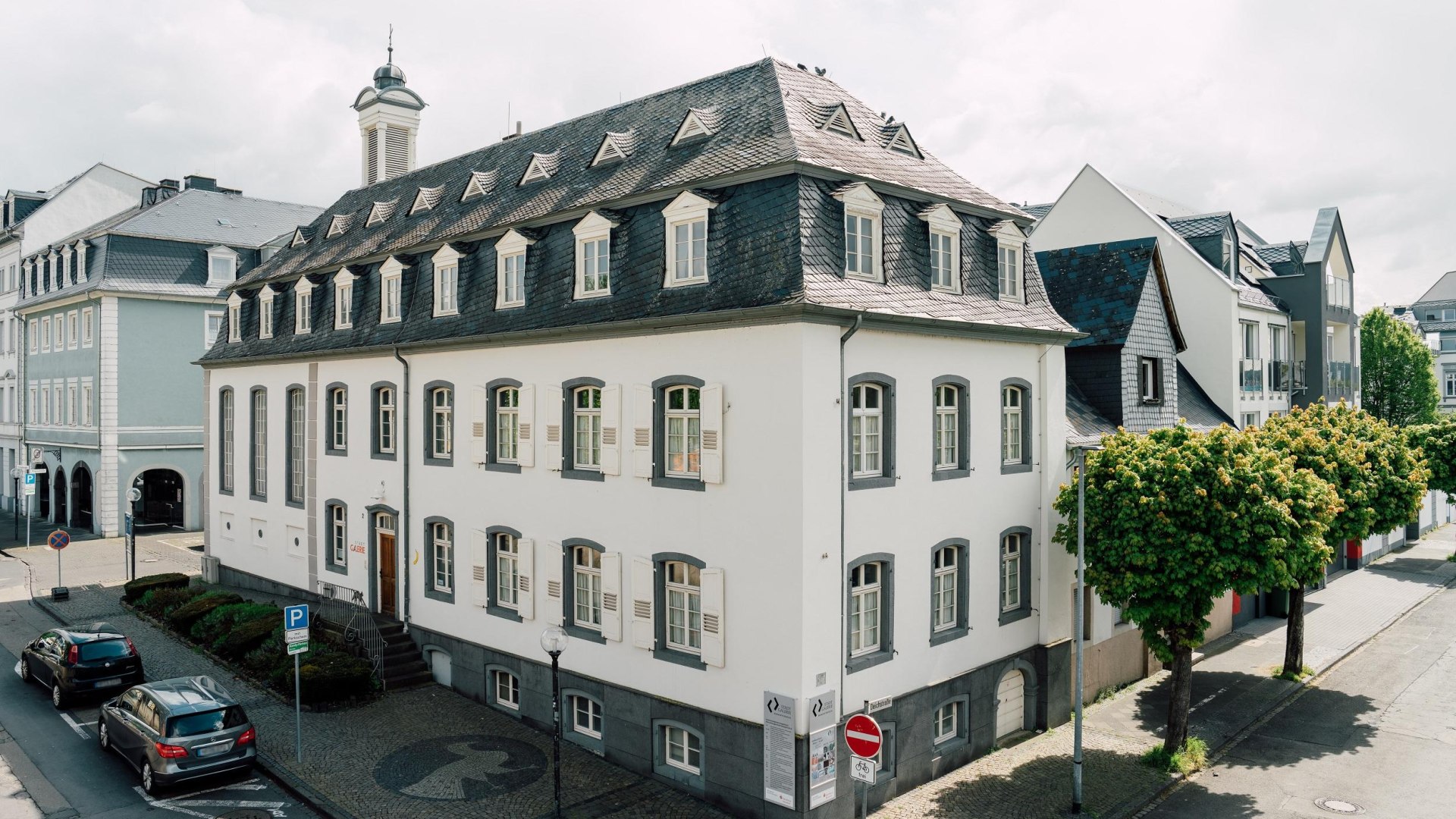 Blick vom Deich auf die STADGALERIE | © Zimpfer_Photography