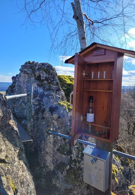 Weinschrank am Vogelsnack | © E. Bender