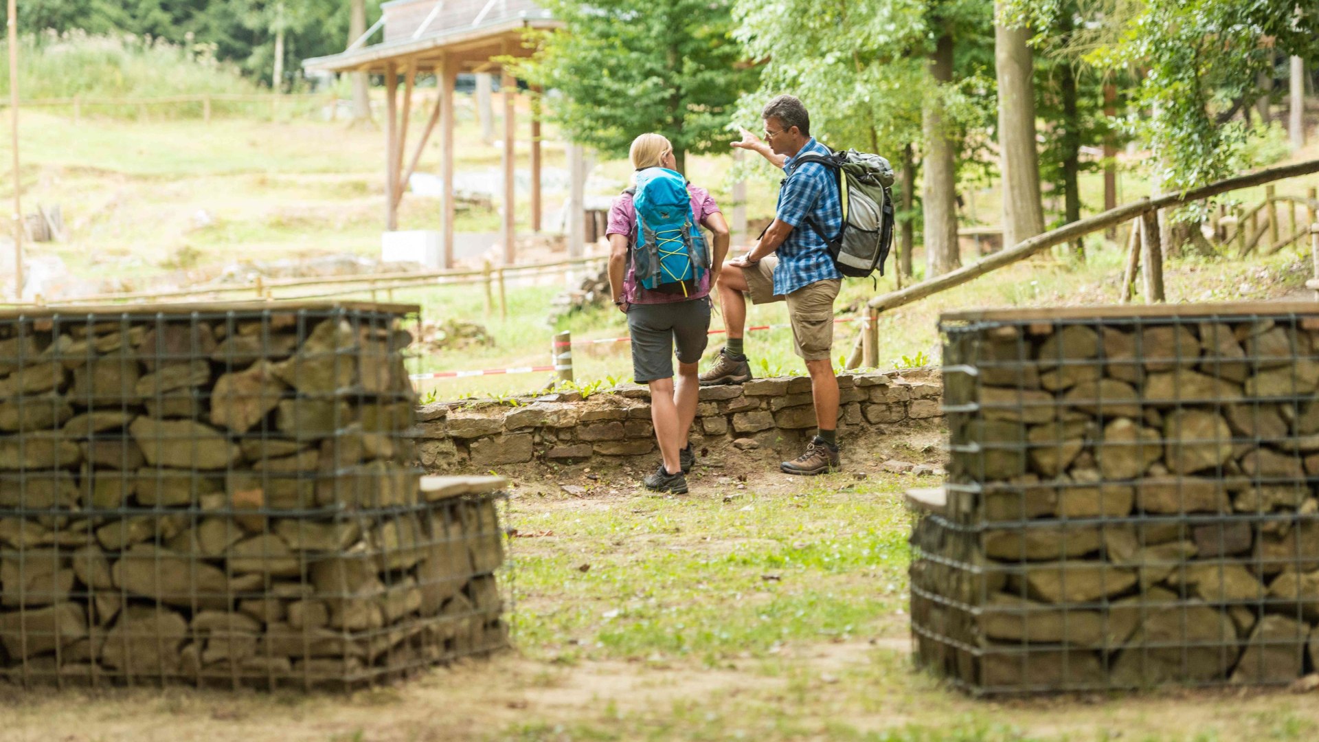 Wanderer an der Villa Rustica | © Rheinhessen Touristik GmbH Foto Dominik Ketz