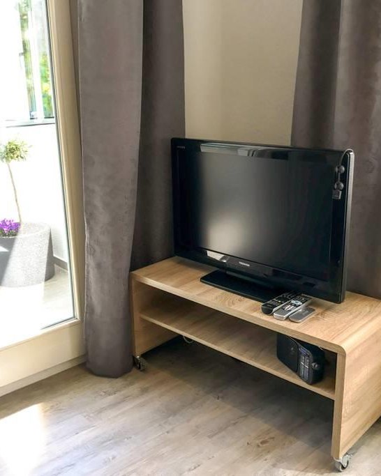 Flatscreen-Fernseher mit Sat-TV | © Kisch