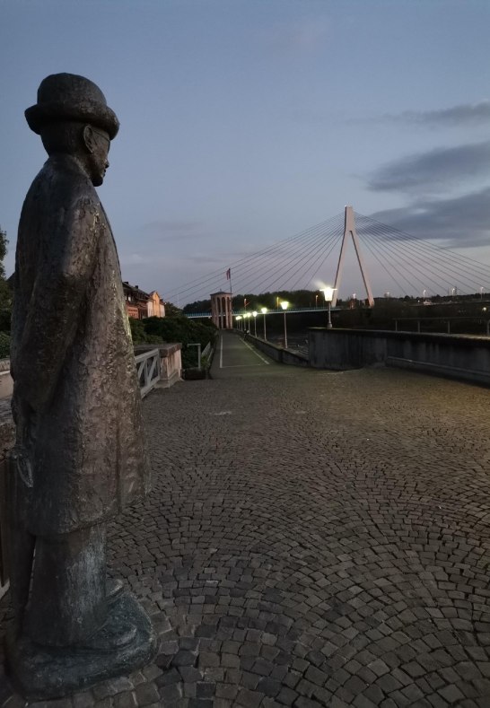 Deich mit Krups, Pegelturm und Rheinbrücke | © rämer