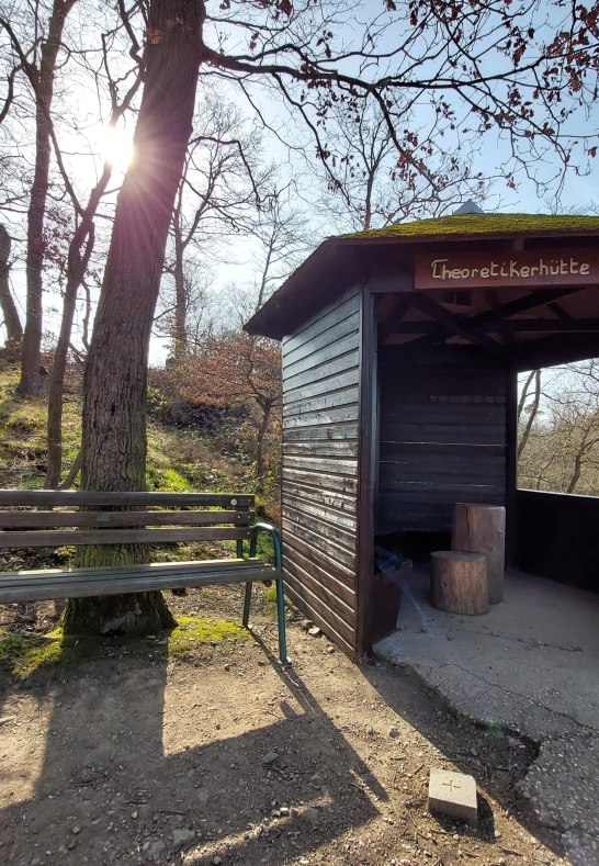 Hütte und Bank | © Tourist-Information Erlebnis Rheinbogen