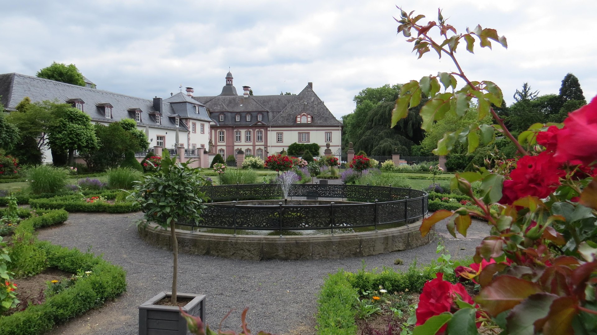 Blick auf Orangerie und Abtei | © Pressebüro der Stadt Neuwied